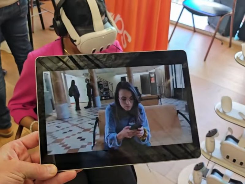 Olivier V., Directeur Commercial Arpon Agency, utilisant une solution VR mobile OmnicastVR