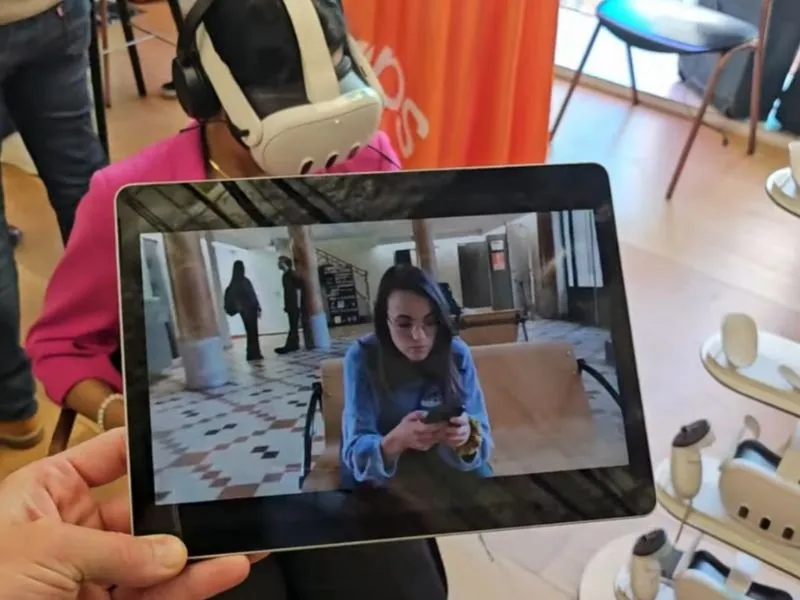 Olivier V., Commercieel Directeur Arpon Agency, utilisant une solution VR mobile OmnicastVR